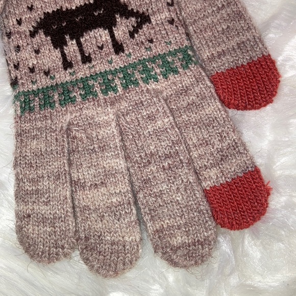 Holiday Reindeer Festive Knit Gloves Tan NEW - Picture 6 of 7